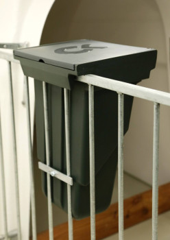 Pojemnik na paszę treściwą, z pokrywką, oliwka, 13 l, Kerbl