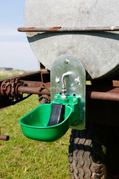 Poidło dla bydła i koni z zaworem niskociśnieniowym, tworzywo sztuczne KN50, zielone, Kerbl